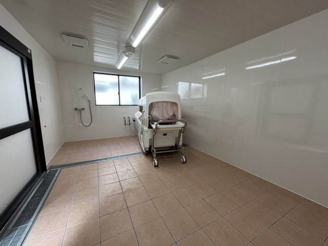 居心地の良い居室 浴室 日光が差し込む、清潔感のある居室です。ゆったりとした空間で、安心してお過ごしいただけます。
