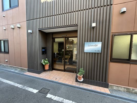 エントランスの落ち着いた雰囲気