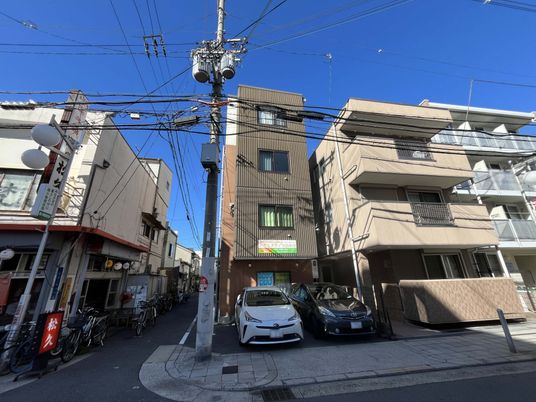 明るい日差しの外観