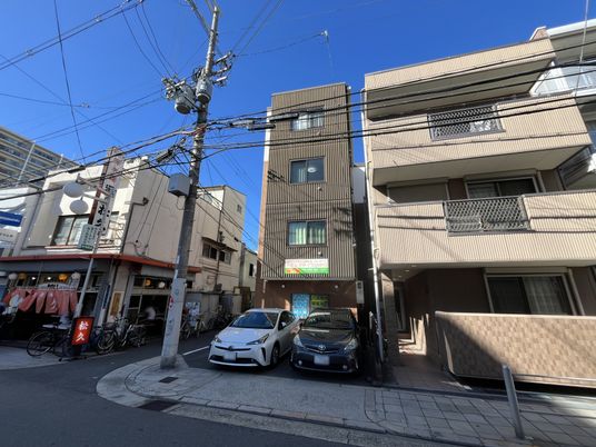 明るい外観の建物