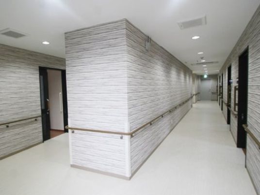手すり付きの広々とした廊下