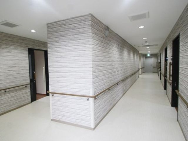 手すり付きの広々とした廊下