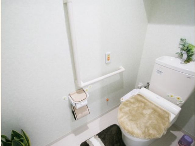 バリアフリートイレ設備 トイレ 安全に配慮されたトイレ設備です。手すりが設置され、日々の生活を支える環境が整っています。