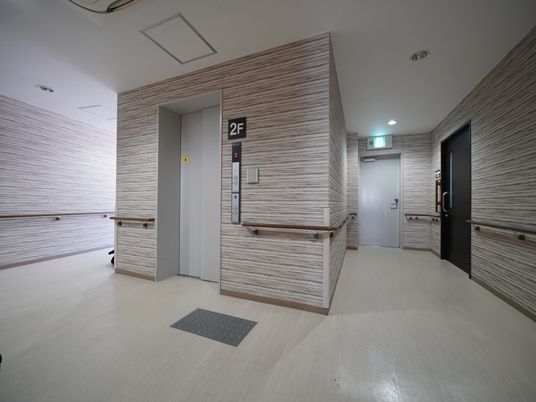 白基調の清潔な廊下