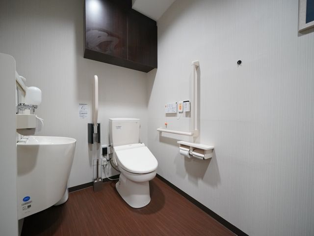 バリアフリー構造の洋式トイレ トイレ 手すり付きで安全に配慮された清潔なトイレです。利用者の自立支援も考えられた設計になっています。