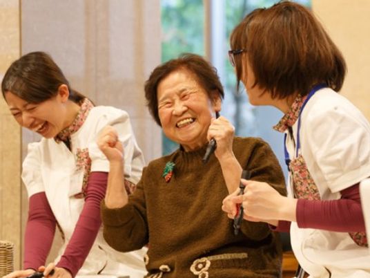 笑顔で触れ合う三人