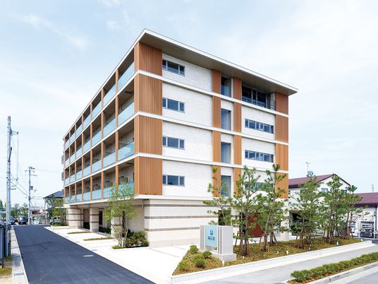 明るい建物の外観