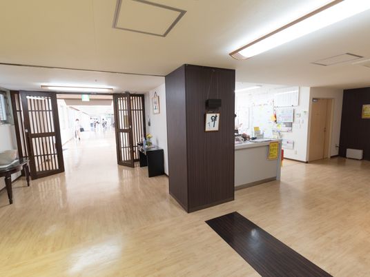 広々とした明るい廊下