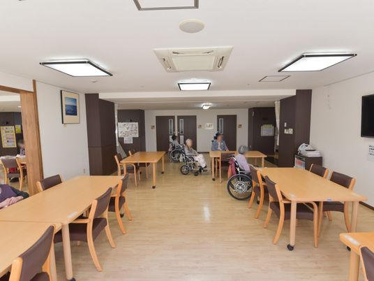 広々とした明るい食堂