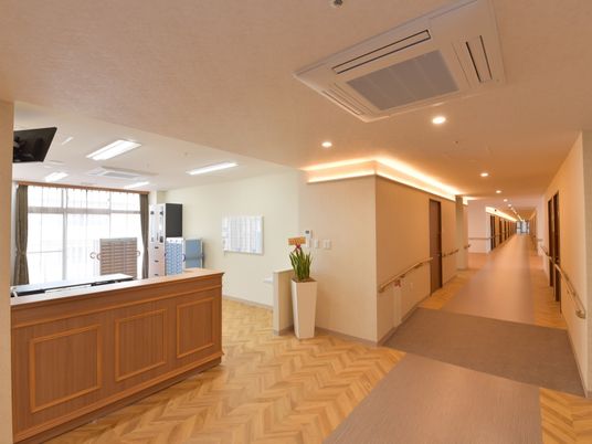 明るく広い施設の廊下