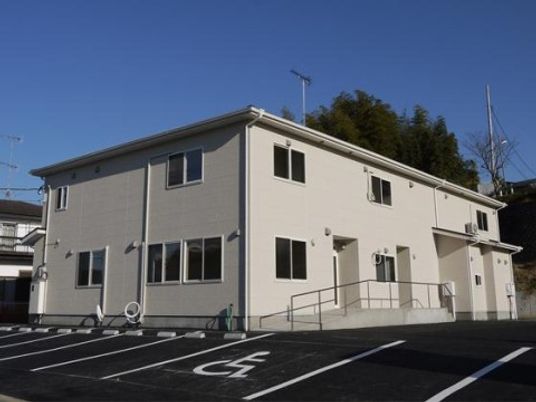 白い建物の外観