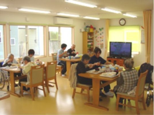 共有スペースで過ごす人々