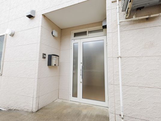 白い壁の入り口