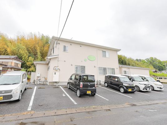 駐車場付きの施設外観