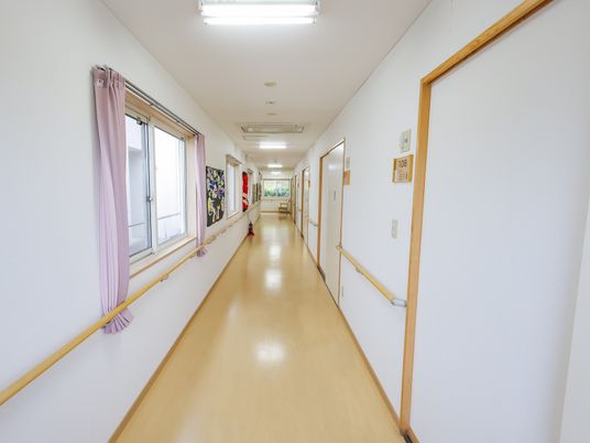 長い白い廊下