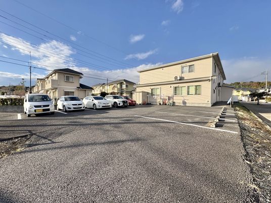 駐車スペースと建物