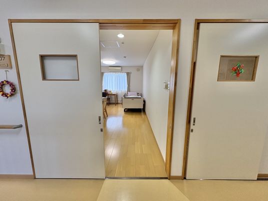 広い入口の居室
