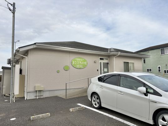 白い車が置かれた建物外観