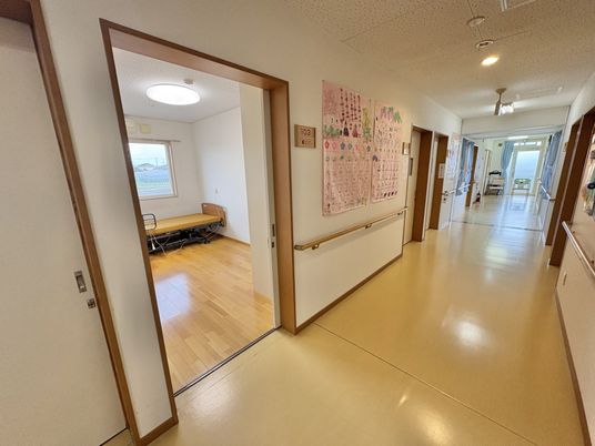 明るい廊下と部屋