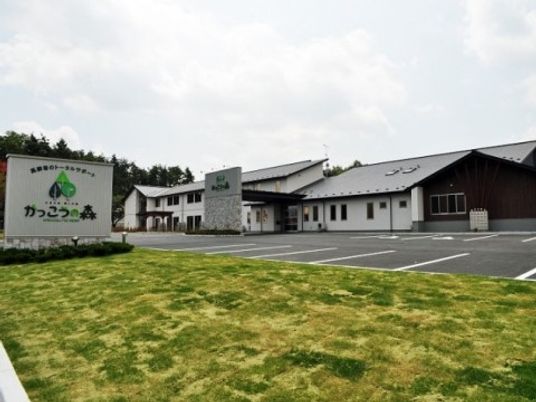 緑の広場と建物の外観