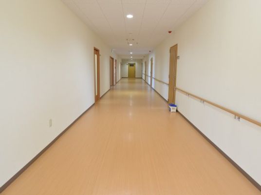明るく広い廊下