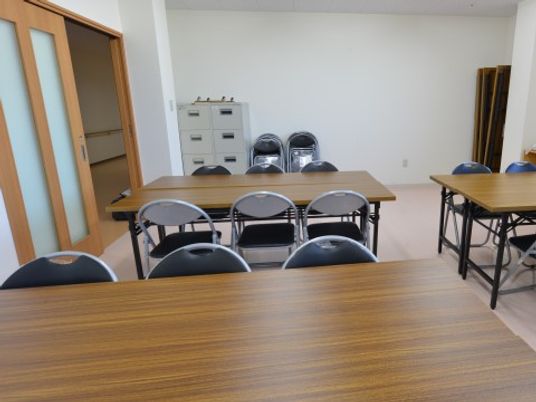 清潔な施設の食堂