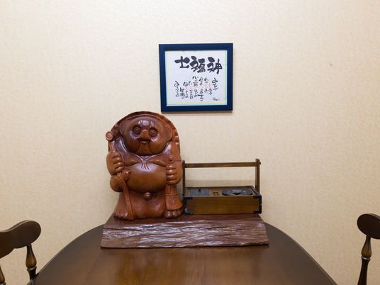 木彫り熊と掛け軸の部屋