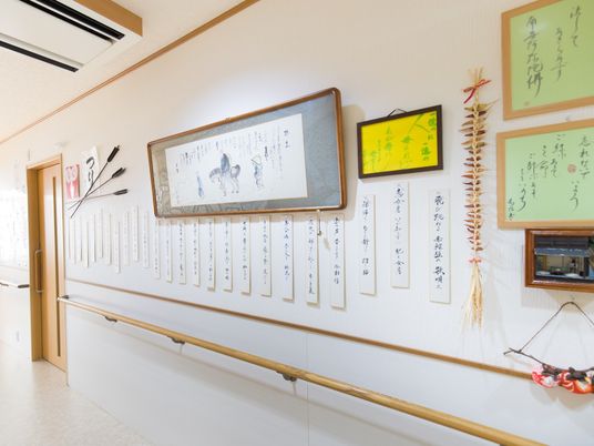 書道作品が飾られた廊下