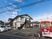 建物と駐車場の外観