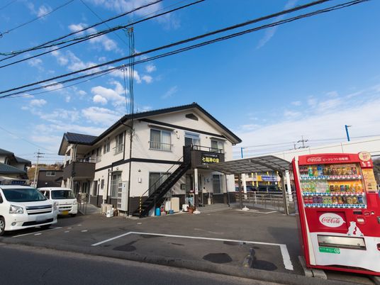 建物と駐車場の外観