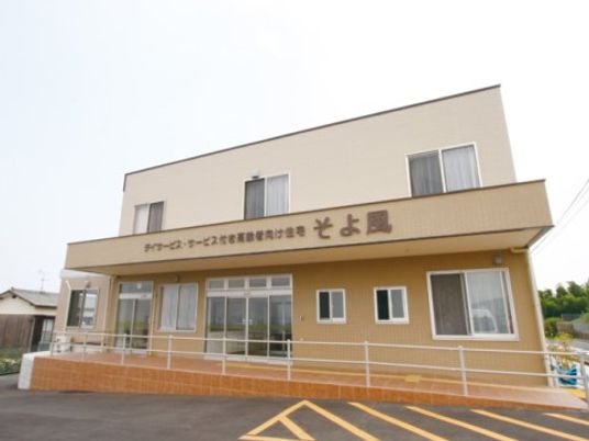 落ち着いた外観の建物
