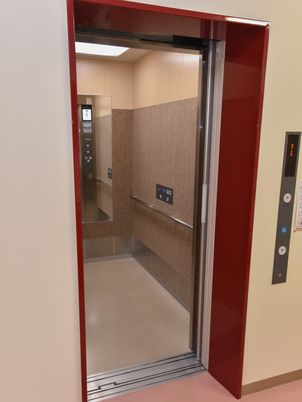 赤い扉の開いたエレベーター