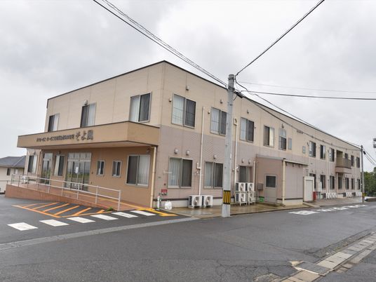 多機能な外観の建物