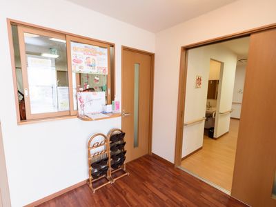 掲示物と廊下の入り口