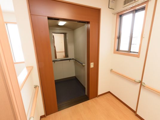 明るい廊下のエレベーター