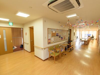 明るい廊下と休憩スペース