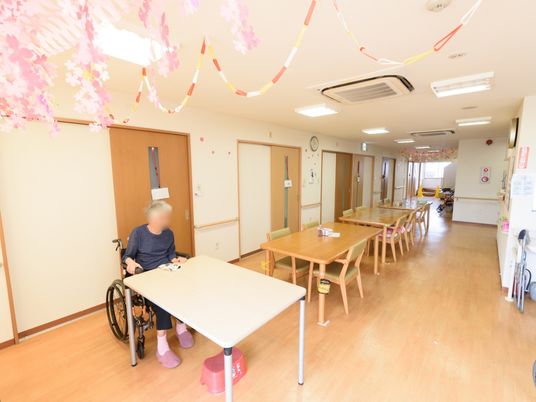 車椅子の方がいるダイニング