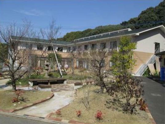 緑豊かな施設外観