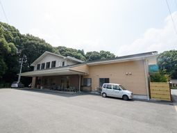 木々に囲まれた建物外観