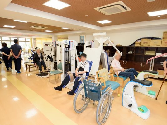 機能訓練を受ける人々