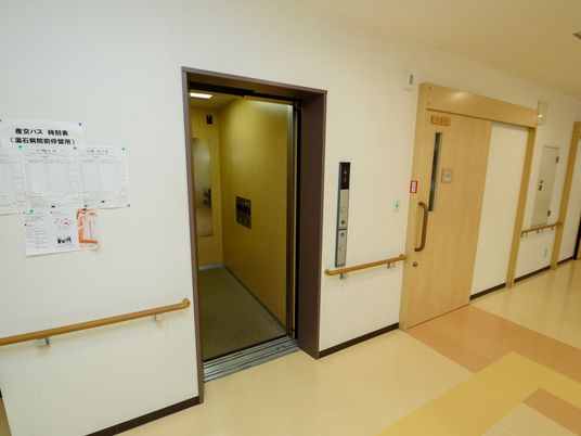 明るい廊下とエレベーター