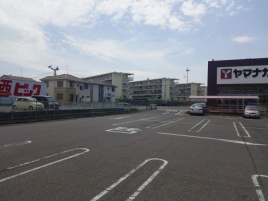 青空の下の駐車場