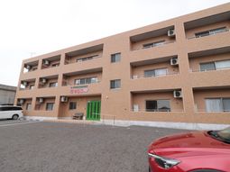 茶色い建物の外観