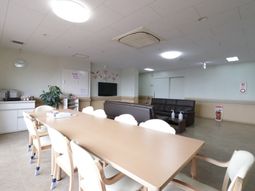 明るい共用ダイニングルーム