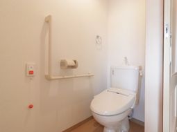 白いトイレのある空間