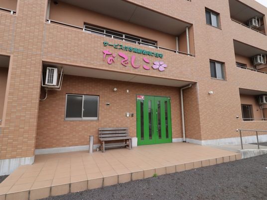 エントランスと看板のある建物