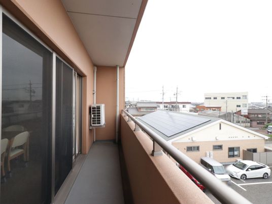 広々としたバルコニーの風景