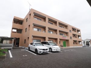 ベージュ色の建物外観