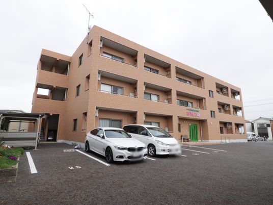 ベージュ色の建物外観