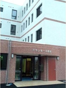 白い建物のエントランス